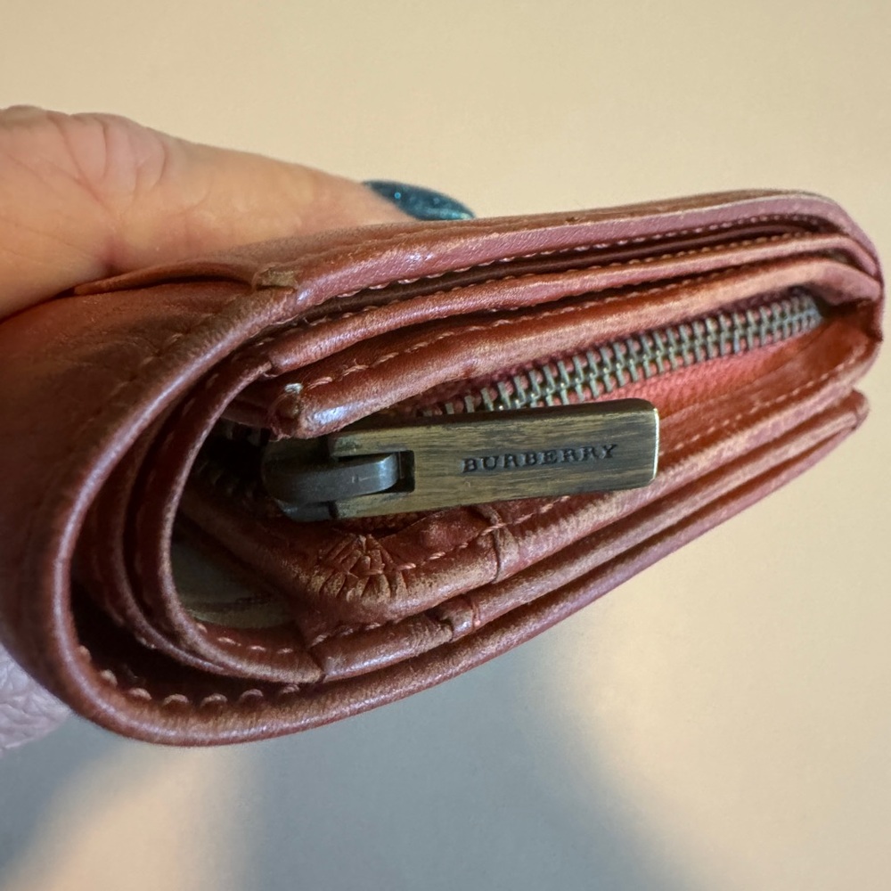 Burberry Bifold unisex Wallet. Leather exterior with novacheck interior.… - Picture 4 of 5